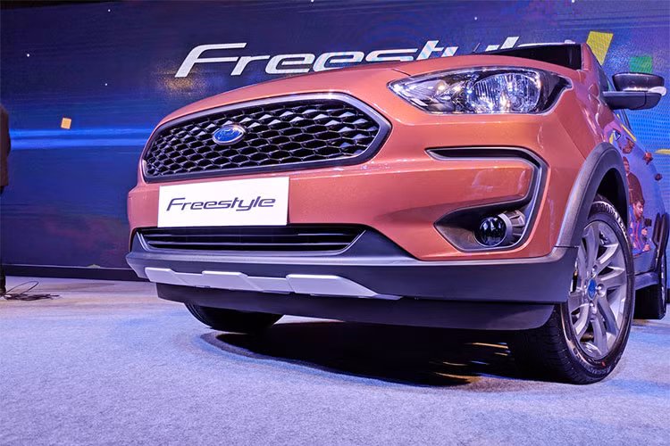 So với Figo, Ford Freestyle 2018 dài hơn, rộng hơn và cao hơn. Cụ thể, Freestyle 2018 mới sở hữu chiều dài tổng thể 3.954 mm, rộng 1.737 mm, cao 1.570 mm và chiều dài cơ sở 2.490 mm. Ngoài ra, Ford Freestyle 2018 còn có chiều cao gầm nhỉnh hơn 15 mm so với Figo.
