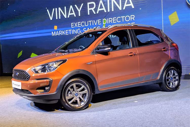 Tại thị trường Ấn Độ, mẫu xe Ford Freestyle mới sẽ có tổng cộng 4 bản trang bị cùng nhiều màu sắc để lựa chọn gồm; Ambiente, Trend, Titanium và Titanium+. Mỗi bản trang bị này đều đi với máy dầu hoặc máy xăng. Giá xe Ford Freestyle 2018 tại thị trường Ấn Độ dao động từ 509.000 - 789.000 Rupee (tương đương 174 - 269 triệu đồng).