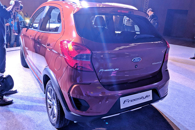 Về trang bị, bản tiêu chuẩn Ambiente của Ford Freestyle 2018 chỉ đi kèm cửa sổ trước chỉnh điện. Trong khi đó, bản Trend có thêm cột B và C màu đen, gương chiếu hậu tích hợp đèn báo rẽ, đèn sương mù trước, đèn cốp, camera lùi, 4 cửa sổ chỉnh điện, hệ thống thông tin giải trí với màn hình cảm ứng, kết nối Bluetooth, cổng USB, hệ thống âm thanh 4 loa,...