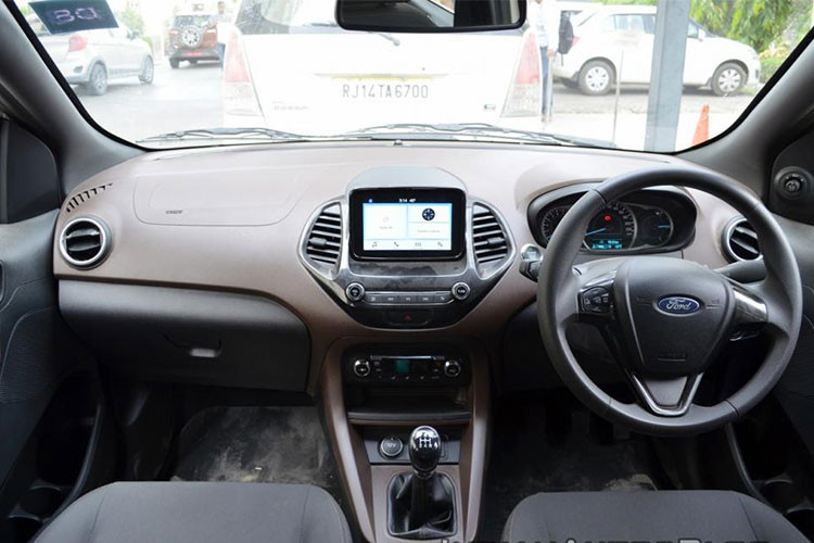 Hiện đại nhất là bản Titanium+ với đèn pha tự động, cần gạt kính chắn gió cảm ứng mưa, túi khí bên sườn và túi khí rèm, hệ thống Ford MyKey, hệ thống thông tin giải trí SYNC 3, tương thích Apple CarPlay/Android Auto hay đèn trong hộc đựng găng tay. Trong khi đó, 2 túi khí trước, hệ thống chống bó cứng phanh ABS, phân bổ lực phanh điện tử, cảm biến lùi hỗ trợ đỗ xe và đèn sương mù sau là trang bị tiêu chuẩn.