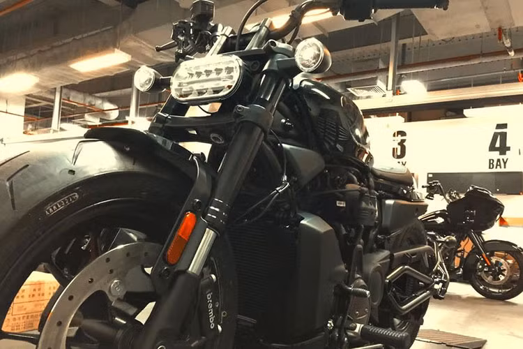 Nối thành công của "người anh em" Harley-Davidson Pan America 1250, mới đây hãng xe môtô danh tiếng đến từ nước Mỹ đã chính thức đưa về một mẫu xe được coi là siêu phẩm của năm 2021 với tên gọi Harley-Davidson Sportster S 1250 mới - với kiểu dáng trẻ trung, hiếu chiến và phù hợp cho các tay lái mới.