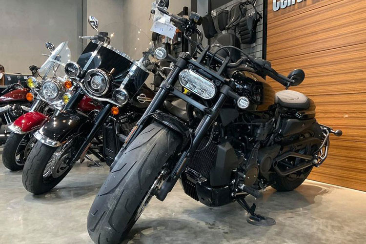 Tại Việt Nam, giá xe Harley-Davidson Sportster S 2021 đang được phân phối bởi Harley-Davidson Việt Nam đang ở mức 589 triệu đồng và sẵn sàng nhận đặt cọc. Với mức giá này, đây là một mẫu xe cơ bắp đáng để sở hữu và trải nghiệm.