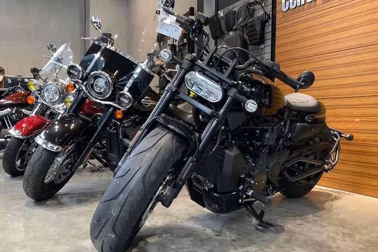 Tại Việt Nam, giá xe Harley-Davidson Sportster S 2021 đang được phân phối bởi Harley-Davidson Việt Nam đang ở mức 589 triệu đồng và sẵn sàng nhận đặt cọc. Với mức giá này, đây là một mẫu xe cơ bắp đáng để sở hữu và trải nghiệm.