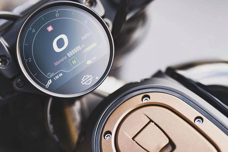 Theo thông số nguyên bản, bộ yên trên xe chỉ ở mức chiều cao 751mm và có thiết kế dạng yên solo nên mẫu xe này có thể chiều lòng đại đa số các biker dù ở chiều cao như thế nào. Theo hãng xe Mỹ, Sportster S 2021 hoàn toàn có thể biến thành bộ yên đôi và có khả năng chở thêm người phía sau khi lắp đặt một số trang bị bổ sung.