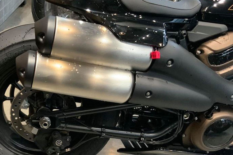 Tiện ích trên xe còn có cổng sạc USB Type-C, 4 chế độ lái bao gồm Sport, Rain, Road và Custom và loạt công nghệ cao như "bộ não" IMU điều khiển Cornering Traction control, Engine Brake, Cornering ABS và Cruise Control.