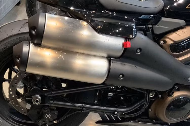 Tiện ích trên xe còn có cổng sạc USB Type-C, 4 chế độ lái bao gồm Sport, Rain, Road và Custom và loạt công nghệ cao như "bộ não" IMU điều khiển Cornering Traction control, Engine Brake, Cornering ABS và Cruise Control.