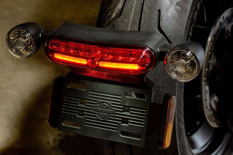 Thêm vào đó, bộ đồng hồ tròn TFT màu hiển thị sắc nét và nổi bật được đặt trung tâm hiển thị được đầy đủ thông số, các chế độ chạy cũng như khả năng kết nối toàn diện với điện thoại thông minh cũng làm tăng giá trị cho Sportster S.