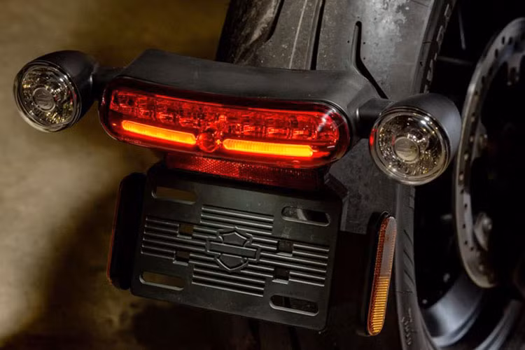 Thêm vào đó, bộ đồng hồ tròn TFT màu hiển thị sắc nét và nổi bật được đặt trung tâm hiển thị được đầy đủ thông số, các chế độ chạy cũng như khả năng kết nối toàn diện với điện thoại thông minh cũng làm tăng giá trị cho Sportster S.