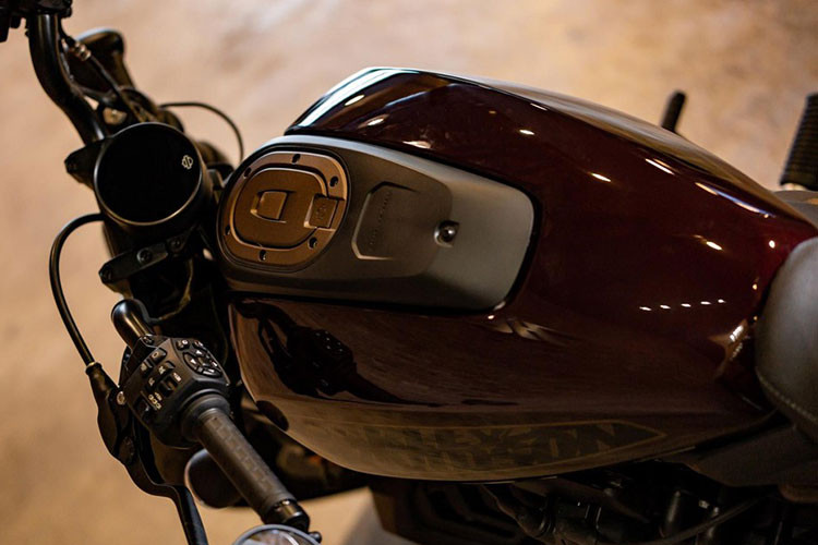 Về trang bị, Harley-Davidson đã đưa lên Sportster S 2021 những gì hợp lý và hợp giá nhất như dàn phuộc Showa kích thước lớn và có khả năng tăng chỉnh, dàn đèn full LED có thiết kế hợp dáng và cho khả năng chiếu sáng rất tốt, cặp mâm vành đúc dày dặn có thiết kế đẹp mắt cùng lốp lớn kích thước lần lượt ở trước và sau là 160/70-17 và 180/70-16.