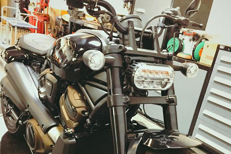 Ở ngoại hình, có thể thấy tổng thể của Harley-Davidson Sportster S 2021 có thiết kế theo kiểu "Fat" Flat Track tuyệt đẹp nên chiếc xe vừa sở hữu vẻ đẹp dày dặn, cơ bắp nhưng mang lại dáng lái thể thao và trẻ trung. Vẻ đẹp dày dặn, đủ đầy và liền lạc của mẫu xe được thể hiện từ cặp bánh béo trước sau cho đến thiết kế bình xăng, khối động cơ cũng nhu cặp pô vắt ngang thân đầy nổi bật.