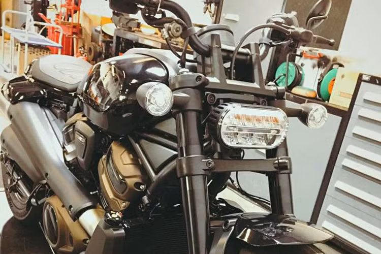 Ở ngoại hình, có thể thấy tổng thể của Harley-Davidson Sportster S 2021 có thiết kế theo kiểu "Fat" Flat Track tuyệt đẹp nên chiếc xe vừa sở hữu vẻ đẹp dày dặn, cơ bắp nhưng mang lại dáng lái thể thao và trẻ trung. Vẻ đẹp dày dặn, đủ đầy và liền lạc của mẫu xe được thể hiện từ cặp bánh béo trước sau cho đến thiết kế bình xăng, khối động cơ cũng nhu cặp pô vắt ngang thân đầy nổi bật.