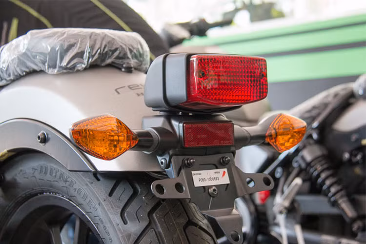 Là một chiếc cruiser phong cách bobber, Rebel 500 không có tay lái cao, tuy nhiên lại rộng ngang về hai bên. Honda đã hạ chiều cao yên xuống còn 690 mm, giúp cho những người có chiều cao khiêm tốn có thể làm quen dễ dàng. Toàn bộ pad biển số, đèn hậu cùng xi-nhan phía sau của xe được Honda tập trung hoàn toàn vào một cụm ở cuối dè sau.