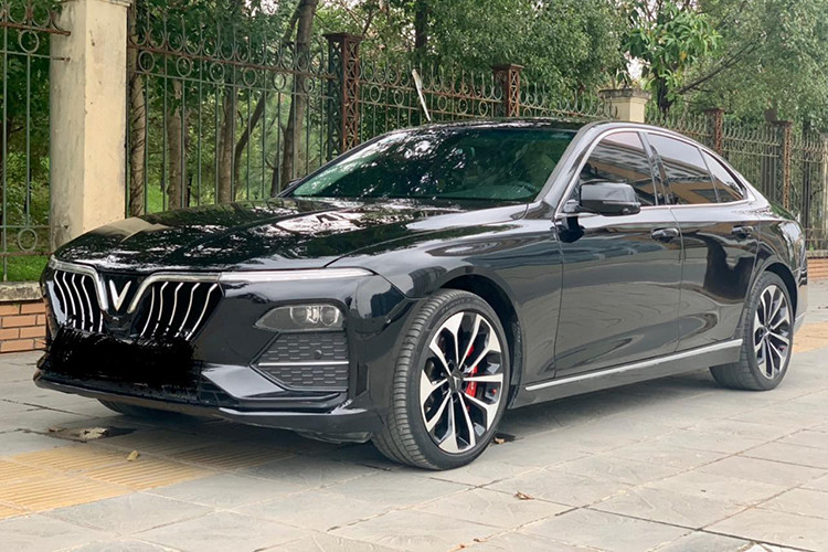 Chiếc xe Vinfast Lux A2.0 bản Premium này mới đây đã xuất hiện trên sàn xe cũ Hà Nội, theo lời người bán thì đây là chiếc xe được sản xuất 2020 đã ra biển tỉnh và được chủ nhân nâng cấp nhiều chi tiết độ bắt mắt hơn so với nguyên bản của nhà sản xuất.