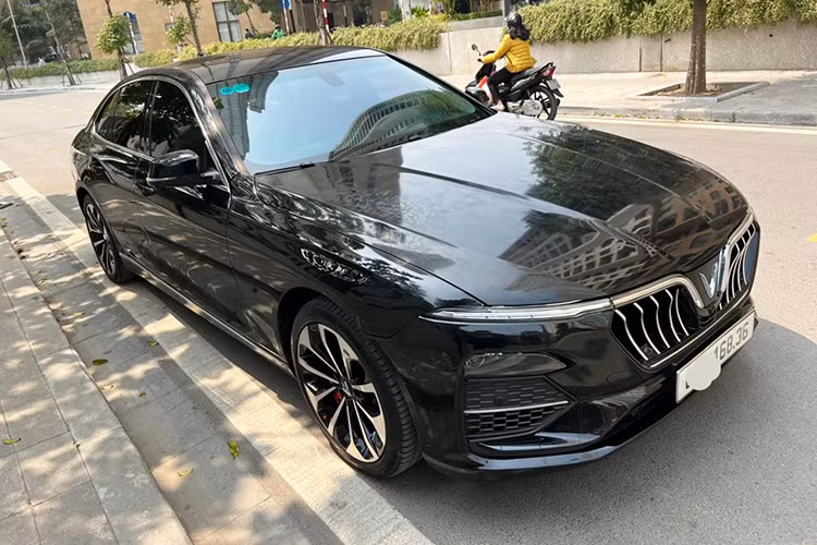 Hiện tại xe đã được công bố dừng sản xuất vào cuối năm nay. Tuy nhiên, giá xe Vinfast Lux A2.0 chính hãng công bố vẫn từ 1,099 tỷ đồng. Phiên bản cao nhất Premium trong bài viết này có giá lên đến 1,348 tỷ đồng, sau 2 năm sử dụng nó hiện đang được chào bán chỉ khoảng hơn 800 triệu đồng tại Hà Nội. 