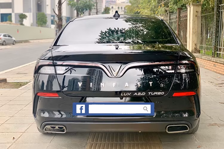 Trong khi đó, đuôi xe lại thiết kế theo phong cách thể thao với khe gió, đường ra ống xả đối xứng. Dải đèn hậu LED tạo hình cánh chim bắt mắt. Phía đuôi xe cũng được trang bị nhiều cảm biến và camera lùi. Dàn chân là bộ la-zăng kích thước 18 inch tiêu chuẩn và có tuỳ chọn lên 19 inch.