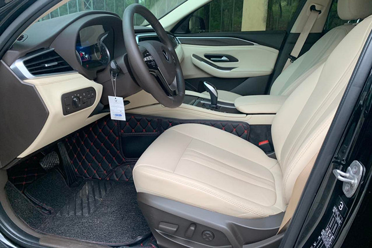 Một số trang bị khác của Vinfast Lux A2.0 như; trang bị camera hỗ trợ quan sát 360 độ và cảm biến va chạm ở phía đầu xe. Gương chiếu hậu trên xe tích hợp đèn báo rẽ và camera hỗ trợ quan sát quanh xe, cần số điện tử và phanh tay điện tử cũng là điểm đáng chú ý.