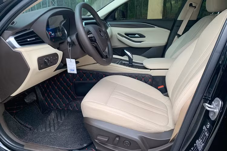 Một số trang bị khác của Vinfast Lux A2.0 như; trang bị camera hỗ trợ quan sát 360 độ và cảm biến va chạm ở phía đầu xe. Gương chiếu hậu trên xe tích hợp đèn báo rẽ và camera hỗ trợ quan sát quanh xe, cần số điện tử và phanh tay điện tử cũng là điểm đáng chú ý.