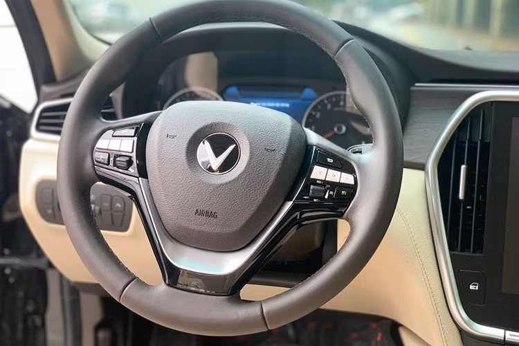 Toàn bộ ghế ngồi của xe đều được bọc da cao cấp. Ghế lái và ghế phụ chỉnh điện. Hàng ghế sau có cửa gió điều hoà riêng. Giữa hai ghế có bệ tì tay và khay để cốc. Xe còn có nhiều tiện ích khác cho người dùng như nhiều vị trí cắm USB, sạc điện không giây hay nhiều đầu sạc khác. Hàng ghế phía sau tích hợp cửa gió điều hoà riêng có thể tự điều chỉnh...