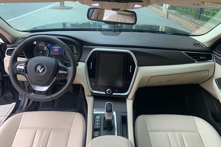 Trong khi đó, không gian cabin của xe khá giống với Lux SA ở thiết kế táp-lô. VinFast sử dụng gỗ nguyên bản ốp lên táp-lô làm chiếc xe thêm phần sang trọng khi kết hợp cùng chất liệu da trên nhiều chi tiết cũng như vô lăng 3 chấu. Cụm điều khiển trung tâm trang bị màn hình cảm ứng kích thước 10,4 inch với giao diện điều khiển bằng tiếng Việt.