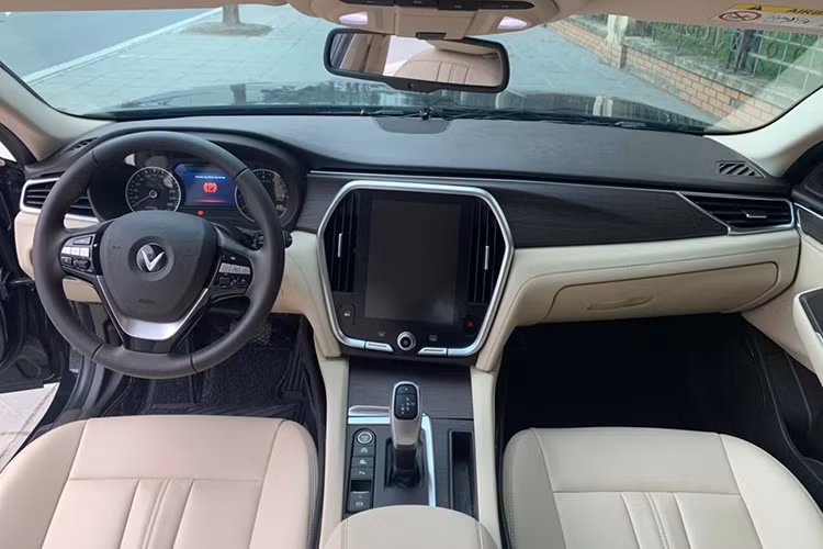 Trong khi đó, không gian cabin của xe khá giống với Lux SA ở thiết kế táp-lô. VinFast sử dụng gỗ nguyên bản ốp lên táp-lô làm chiếc xe thêm phần sang trọng khi kết hợp cùng chất liệu da trên nhiều chi tiết cũng như vô lăng 3 chấu. Cụm điều khiển trung tâm trang bị màn hình cảm ứng kích thước 10,4 inch với giao diện điều khiển bằng tiếng Việt.