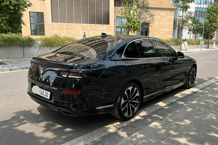 VinFast Lux A2.0 tại Việt Nam là mẫu sedan 5 chỗ, xe được trang bị khối động cơ I4 DOHC 2.0L sản sinh công suất tối đa 174 mã lực, mô-men xoắn cực đại 300Nm ở bản tiêu chuẩn - và 228 mã lực, 350Nm ở bản cao cấp. Đi kèm hộp số ZF tự động 8 cấp, hệ thống treo trước, sau độc lập.