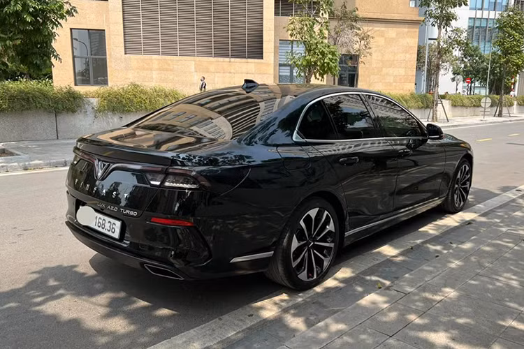 VinFast Lux A2.0 tại Việt Nam là mẫu sedan 5 chỗ, xe được trang bị khối động cơ I4 DOHC 2.0L sản sinh công suất tối đa 174 mã lực, mô-men xoắn cực đại 300Nm ở bản tiêu chuẩn - và 228 mã lực, 350Nm ở bản cao cấp. Đi kèm hộp số ZF tự động 8 cấp, hệ thống treo trước, sau độc lập.