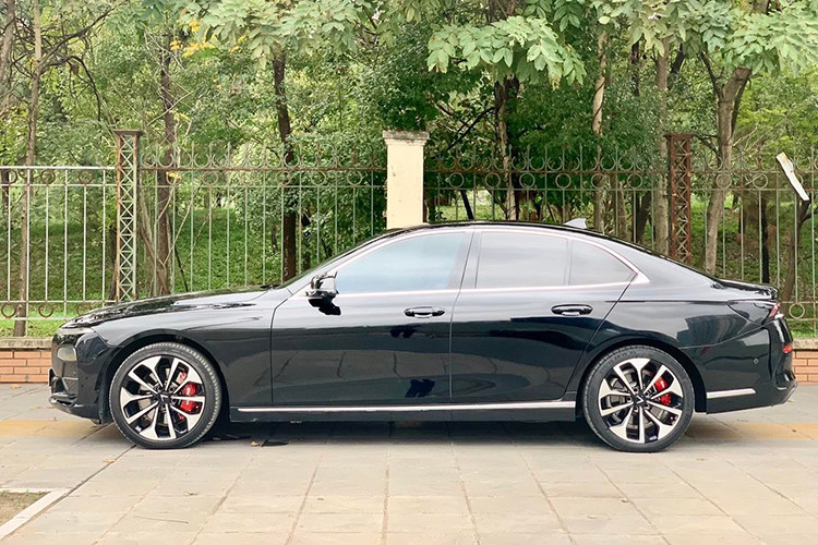 Vinfast Lux A2.0 tại Việt Nam có kích thước dài, rộng, cao là 4.973 x 1.900 x 1.464. Trục cơ sở xe ở mức 2.968 mm, dài hơn nhiều dòng xe cỡ D khác trên thị trường. Do đó, khi nhìn ngang chiếc sedan VinFast cho cảm giác trường xe, bệ vệ hơn các đối thủ cùng phân khúc.