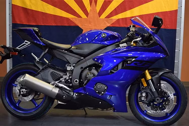 Theo một số chủ cửa hàng xe máy nhập khẩu tư nhân tại Việt Nam thì giá của mẫu xe Yamaha R6 phiên bản 2018 sẽ không rẻ vì thuế và một số chi phí khác. Các cửa hàng này cũng cho biết, sẽ cố gắng tạo điều kiện cho các khách hàng thật sự đam mê huyền thoại R6 với giá trần tốt nhất.