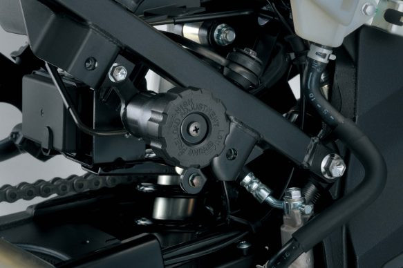 Các trang bị an toàn khác trên xe bao gồm cặp phuộc ống lồng ở trước và giảm xóc lò xo trụ đơn phía sau (có điều chỉnh). Phanh trước gồm đĩa phanh đôi và phanh sau sử dụng đĩa đơn thương hiệu Tokico, cả hai đều được tích hợp hệ thống chống bó cứng phanh ABS tiêu chuẩn.