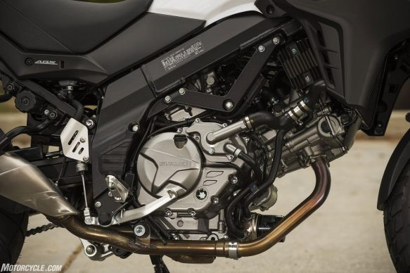 Suzuki V-Strom 650 XT sở hữu khối động cơ V-Twin, DOHC, dung tích 645cc, làm mát bằng dung dịch. Đi kèm là hộp số 6 cấp và hệ thống phun xăng điện tử, giúp sản sinh công suất tối đa 70 mã lực tại tua máy 8.800 vòng/phút và mômen xoắn cực đại 62 Nm tại tua máy 6.500 vòng/phút.