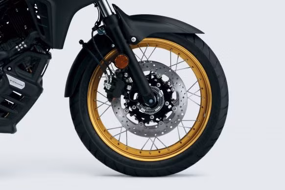 Được phát triển từ "đàn anh" V-Strom 1000, Suzuki V-Strom 650 XT cũng được trang bị bộ khung nhẹ, giảm xóc hành trình dài, bộ vành nan kèm với lốp Bridgestone, ốp bảo vệ gầm máy đúng chất adventure...