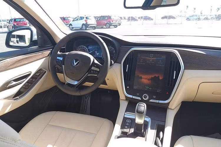 Trong khi đó, không gian cabin của xe khá giống với những chiếc Lux SA ở thiết kế táp-lô. VinFast sử dụng gỗ nguyên bản ốp lên táp-lô làm chiếc xe thêm phần sang trọng khi kết hợp cùng chất liệu da trên nhiều chi tiết cũng như vô lăng 3 chấu. Cụm điều khiển trung tâm trang bị màn hình cảm ứng kích thước 10,4 inch với giao diện điều khiển bằng tiếng Việt.