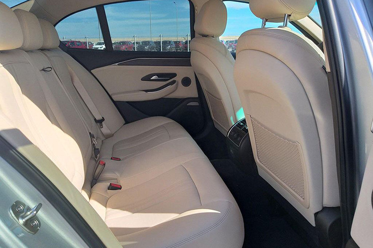 Mẫu sedan VinFast sử dụng cần số điện tử, phanh tay điện tử. Ngoài ra, xe còn có chức năng tạm dừng động cơ khi chờ đèn đỏ. Đặc biệt, dòng Lux 2.0 của VinFast được trang bị 6 túi khí, hệ thống chống bó cứng phanh (ABS), phân bổ lực phanh điện tử (EBD), hỗ trợ phanh khẩn cấp (BA), cân bằng điện tử (ESC), chống trượt (TCS), hỗ trợ khởi hành ngang dốc (HSA), chống lật (ROM)… đảm bảo an toàn cho người sử dụng.