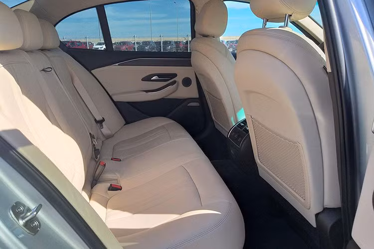 Mẫu sedan VinFast sử dụng cần số điện tử, phanh tay điện tử. Ngoài ra, xe còn có chức năng tạm dừng động cơ khi chờ đèn đỏ. Đặc biệt, dòng Lux 2.0 của VinFast được trang bị 6 túi khí, hệ thống chống bó cứng phanh (ABS), phân bổ lực phanh điện tử (EBD), hỗ trợ phanh khẩn cấp (BA), cân bằng điện tử (ESC), chống trượt (TCS), hỗ trợ khởi hành ngang dốc (HSA), chống lật (ROM)… đảm bảo an toàn cho người sử dụng.