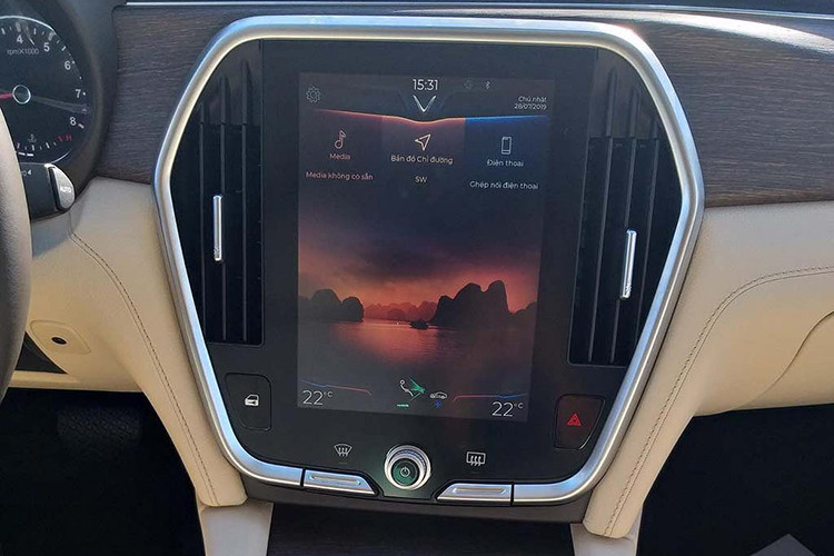 Trên màn hình cỡ lớn này, VinFast cho phép người dùng thay đổi hình nền theo các chủ đề định sẵn là các danh thắng nổi tiếng của Việt Nam. Xe sedan VinFast Lux A2.0 hỗ trợ nhiều tính năng giải trí thời thượng như kết nối Apple CarPlay, Android Auto. Hệ thống âm thanh trang bị dàn loa chất lượng cao, cho những trải nghiệm âm nhạc khá tốt.
