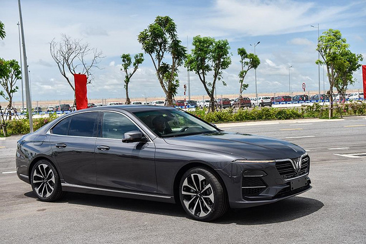 VinFast Lux A2.0 là mẫu xe sedan 5 chỗ, được trang bị khối động cơ I4 DOHC 2.0L sản sinh công suất tối đa 174 mã lực, mô-men xoắn cực đại 300Nm ở bản tiêu chuẩn - và 228 mã lực, 350Nm ở bản cao cấp. Đi kèm hộp số ZF tự động 8 cấp, hệ thống treo trước, sau độc lập.