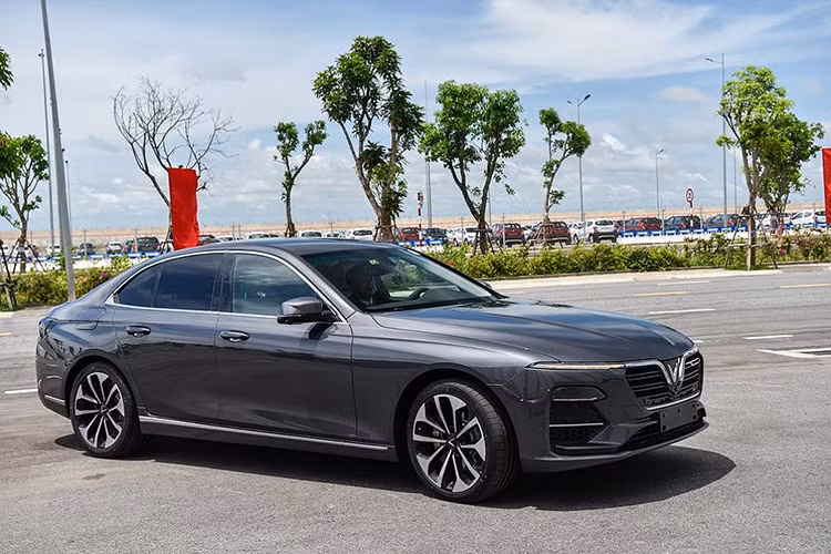 VinFast Lux A2.0 là mẫu xe sedan 5 chỗ, được trang bị khối động cơ I4 DOHC 2.0L sản sinh công suất tối đa 174 mã lực, mô-men xoắn cực đại 300Nm ở bản tiêu chuẩn - và 228 mã lực, 350Nm ở bản cao cấp. Đi kèm hộp số ZF tự động 8 cấp, hệ thống treo trước, sau độc lập.