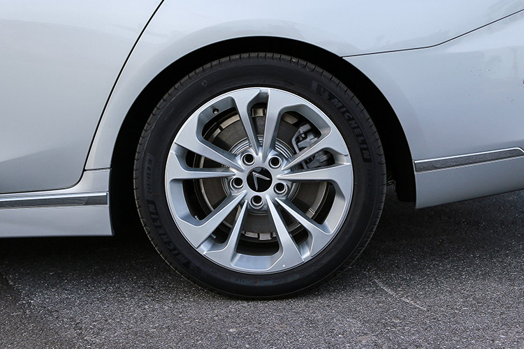 VinFast trang bị cho xe bộ la-zăng kích thước 18 inch tiêu chuẩn và có tuỳ chọn lên 19 inch. Xe được được trang bị camera hỗ trợ quan sát 360 độ và cảm biến va chạm ở phía đầu xe. Gương chiếu hậu trên xe tích hợp đèn báo rẽ và camera hỗ trợ quan sát quanh xe.