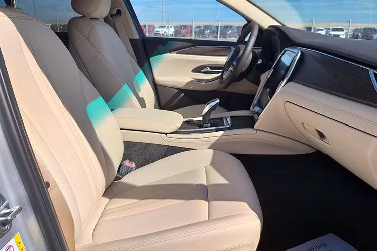 Toàn bộ ghế ngồi của xe đều được bọc da cao cấp. Ghế lái và ghế phụ chỉnh điện. Hàng ghế sau có cửa gió điều hoà riêng. Giữa hai ghế có bệ tì tay và khay để cốc. Xe còn có nhiều tiện ích khác cho người dùng như nhiều vị trí cắm USB, sạc điện không giây hay nhiều đầu sạc khác. Hàng ghế phía sau tích hợp cửa gió điều hoà riêng có thể tự điều chỉnh...