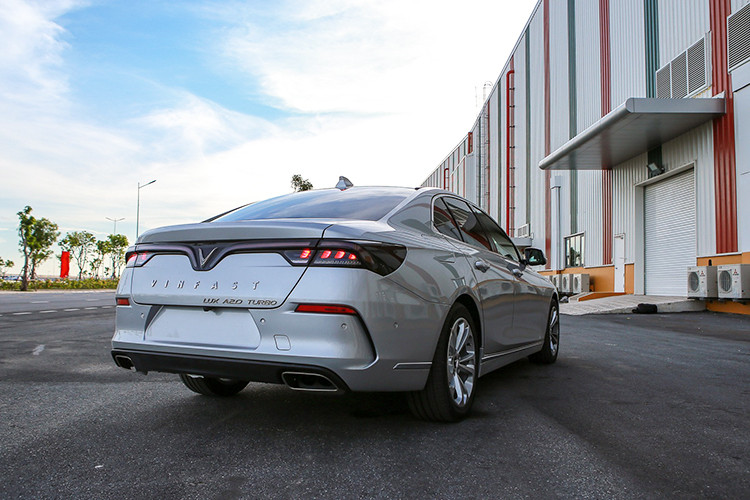 Trong khi đó, đuôi xe lại thiết kế theo phong cách thể thao với khe gió, đường ra ống xả đối xứng. Dải đèn hậu LED tạo hình cánh chim bắt mắt. Phía đuôi xe cũng được trang bị nhiều cảm biến và camera lùi.