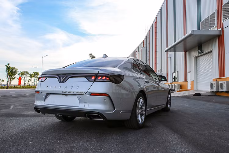 Trong khi đó, đuôi xe lại thiết kế theo phong cách thể thao với khe gió, đường ra ống xả đối xứng. Dải đèn hậu LED tạo hình cánh chim bắt mắt. Phía đuôi xe cũng được trang bị nhiều cảm biến và camera lùi.