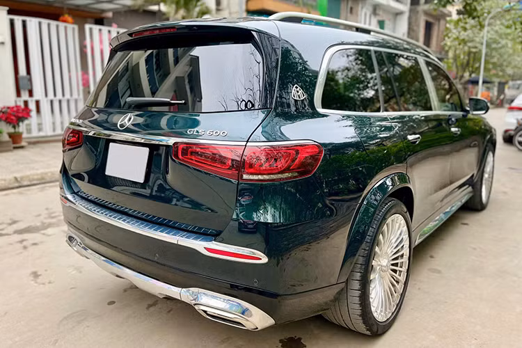 Trong khi đó, cụm đèn pha Multibeam LED gồm 112 bóng giúp tăng cường khả năng chiếu sáng, kết hợp với hốc gió lớn và cản trước mạ crôm. Ở thân xe, những đường gờ nổi trên hốc chắn bùn kết hợp cùng các chi tiết mạ crôm ở viền cửa và logo Maybach ở cột D càng tôn lên vẻ xa hoa. 