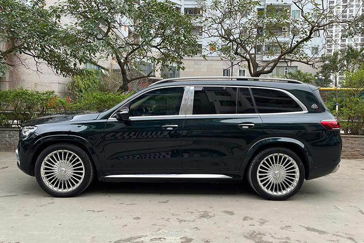 Về kích thước tổng thể, Mercedes-Maybach GLS 600 2022 có thông số chiều dài x rộng x cao tương ứng là 5.207 x 2.030 x 1.850 mm và trục cơ sở lên tới 3.135 mm. Xe gây ấn tượng ngay từ cái nhìn đầu tiên với mặt ca-lăng dạng đứng, tích hợp cụm camera ẩn, gợi nhớ đến phong cách đặc trưng của dòng xe siêu sang Maybach. Nắp ca-pô có các đường gân dập nổi khỏe khoắn.