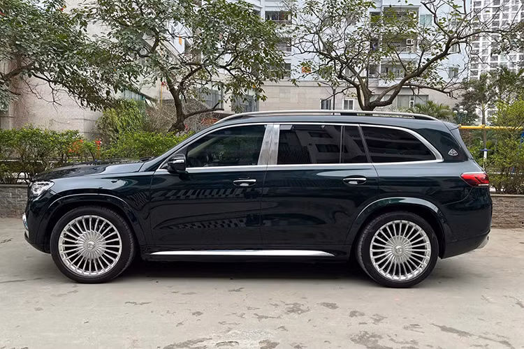 Về kích thước tổng thể, Mercedes-Maybach GLS 600 2022 có thông số chiều dài x rộng x cao tương ứng là 5.207 x 2.030 x 1.850 mm và trục cơ sở lên tới 3.135 mm. Xe gây ấn tượng ngay từ cái nhìn đầu tiên với mặt ca-lăng dạng đứng, tích hợp cụm camera ẩn, gợi nhớ đến phong cách đặc trưng của dòng xe siêu sang Maybach. Nắp ca-pô có các đường gân dập nổi khỏe khoắn.