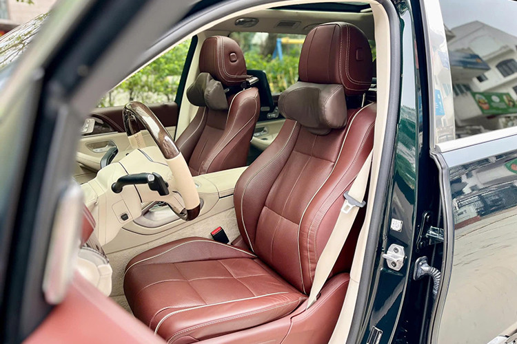 Vô-lăng bọc da, ốp gỗ, trợ lực điện, tích hợp nhiều nút điều khiển. Phía sau là hai màn hình 12,3 inch nối liền nhau, hiển thị thông tin vận hành và hệ thống giải trí. Hệ thống MBUX với màn hình cảm ứng trung tâm đi kèm điều khiển giọng nói AI giúp người lái dễ dàng thao tác. 