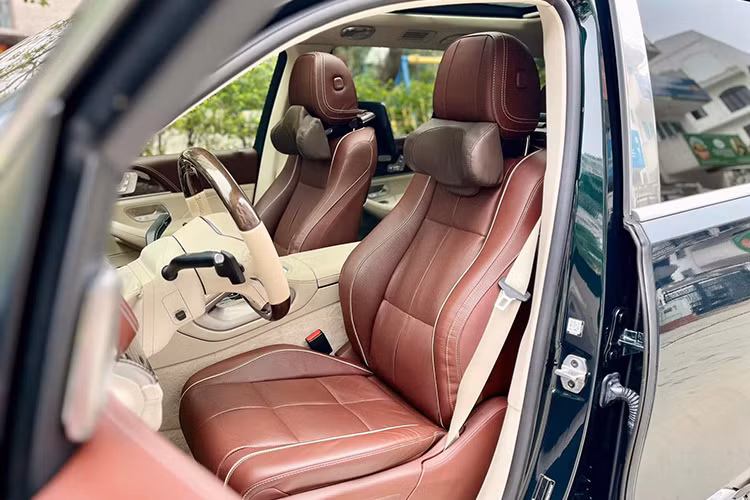 Vô-lăng bọc da, ốp gỗ, trợ lực điện, tích hợp nhiều nút điều khiển. Phía sau là hai màn hình 12,3 inch nối liền nhau, hiển thị thông tin vận hành và hệ thống giải trí. Hệ thống MBUX với màn hình cảm ứng trung tâm đi kèm điều khiển giọng nói AI giúp người lái dễ dàng thao tác. 