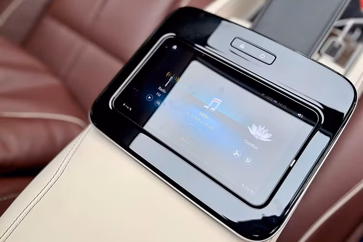 Giữa hai ghế có bệ tì tay tích hợp bàn làm việc gấp gọn và một máy tính bảng 7 inch của Samsung để điều chỉnh các tiện ích giải trí. Tiện nghi hàng ghế sau còn bao gồm khay để ly champagne, tủ lạnh chứa hai chai rượu, cùng hai màn hình giải trí 11,6 inch. Điều hòa độc lập và rèm che nắng chỉnh điện giúp tăng cường sự riêng tư. 