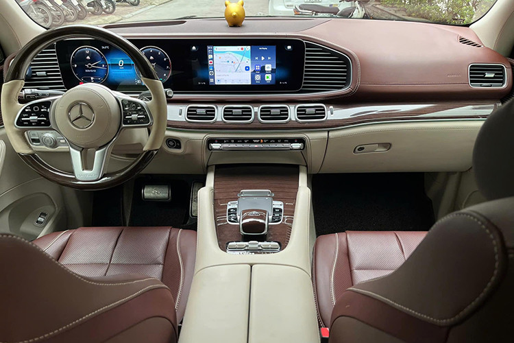 Bệ cửa được mạ crôm cao cấp, tích hợp logo Maybach ở phía cuối. Bề mặt bệ có các gờ cao su chống trượt, giúp tăng độ an toàn khi bước lên xuống xe. Đặc biệt, bệ cửa có khả năng tự động mở ra khi cửa xe được mở và sẽ thu gọn vào gầm sau khoảng 1 giây khi cửa đóng. Người dùng cũng có thể tùy chỉnh tính năng này thông qua giao diện MBUX.