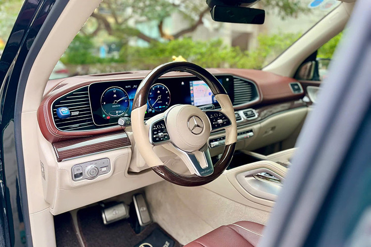 Khoang nội thất của GLS Maybach là sự kết hợp tinh tế giữa nghệ thuật thủ công và công nghệ hiện đại. Ghế ngồi bọc da Nappa cao cấp với hai tông màu trắng kem Mahogany và nâu đỏ Macchiato Beige. Táp-lô và cụm điều khiển trung tâm được ốp gỗ Black Piano Lacquer với họa tiết "Flowing Lines" sang trọng.