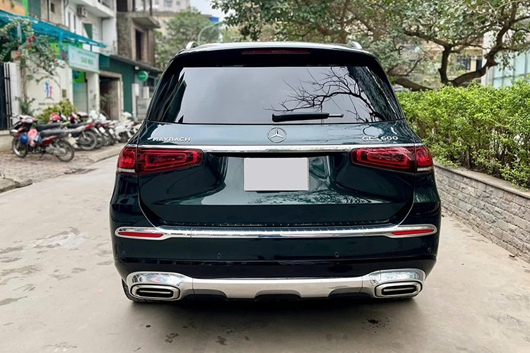 Bên cạnh đó, xe còn có cửa sổ trời toàn cảnh Panorama, hệ thống âm thanh vòm Burmester 3D cao cấp với 27 loa, công suất 1.590 W, đèn Ambient Light LED 64 màu chạy dọc khoang nội thất. Mercedes-Maybach GLS được trang bị động cơ 4.0L V8 tăng áp kép, cho công suất 550 mã lực và mô-men xoắn 730 Nm. 